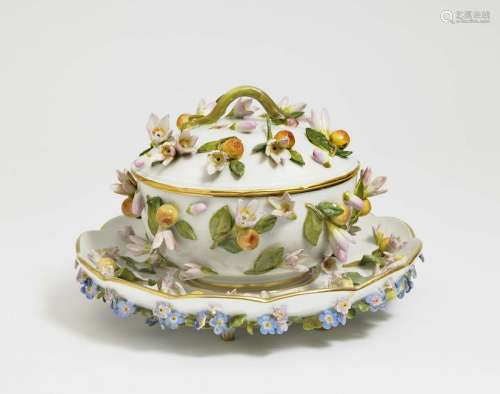 Small tureen with cover and presentoir