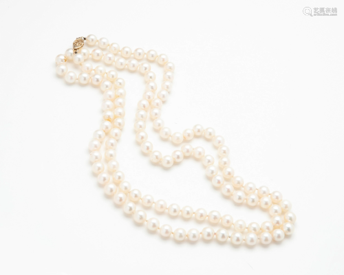 A cultured pearl necklace with gold clasp