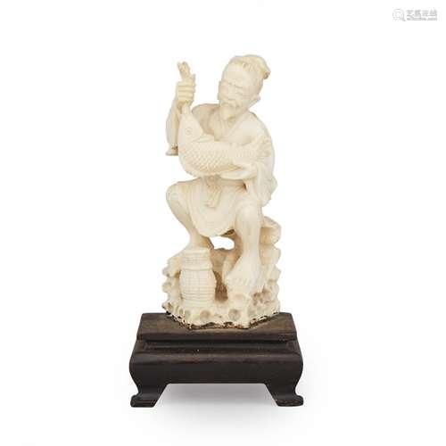 牙雕漁夫立像帶座 An Ivory Carved Fisherman