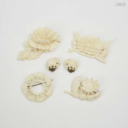 牙雕胸針四件 耳夾一對 A Group of Four Ivory Brooches and a Pair of Clip-Back Earrings