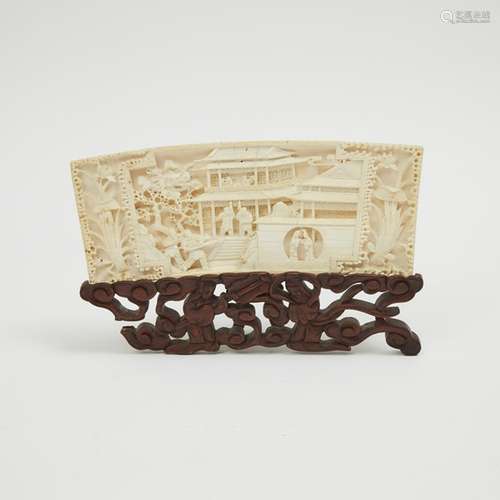 二十世紀早期 牙雕通景紋桌屏擺件 A Chinese Ivory Plaque of a Palace Scene, Early 20th Century