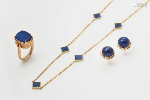 Four pieces of lapis lazuli and 18k gold jewelry