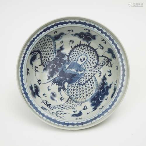 二十世紀 青花雲龍紋碗 A Blue and White Porcelain 'Dragon' Bowl, 20th Century