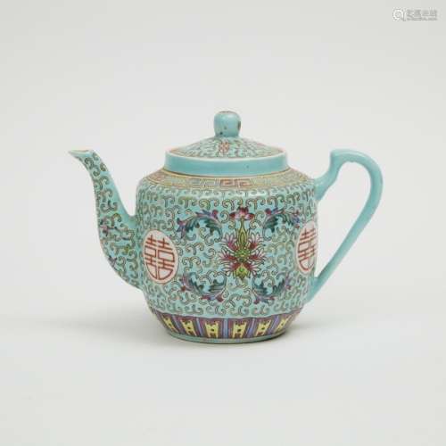 綠松石地粉彩蓋壺 A Turquoise Ground Famille Rose Teapot