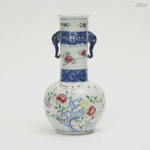 二十世紀 粉彩花卉紋象耳瓶 A Famille Rose 'Butterfly and Flower' Long-Necked Vase, 20th Century