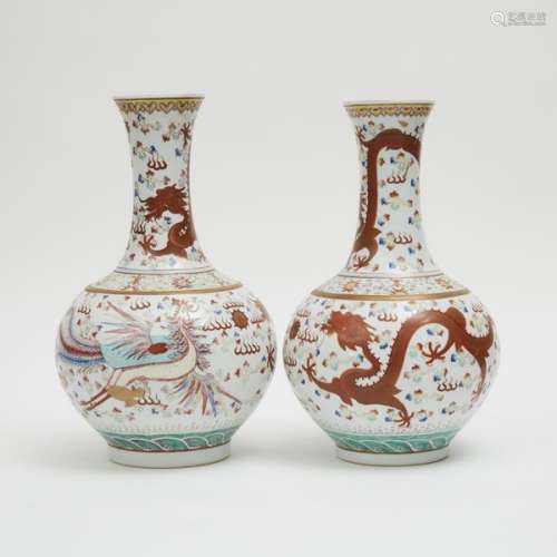 光緒款 粉彩礬紅龍風紋對瓶 A Pair of Famille Rose 'Dragon and Phoenix' Bottle Vases, Guangxu Mark