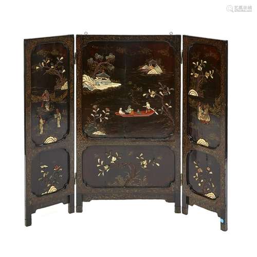 二十世紀早期 黑漆木嵌壽山石庭園人物紋屏風 A Soapstone Inlaid Painted Lacquer Screen, Early 20th Century