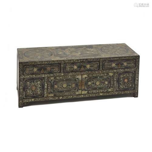 十九世紀 黑漆描金通景人物紋櫃 A Chinese Gilt Decorated Black Lacquer Cabinet, 19th Century
