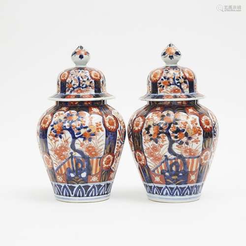 日本伊萬里開窗花卉紋蓋罐一對 A Pair of Japanese Imari Covered Jars