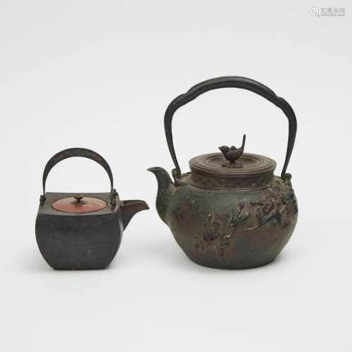 鐵製花卉紋茶壺兩隻 Two Iron Teapots