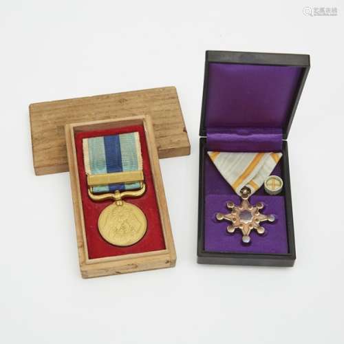 日本 明治時期 明治卅七八年戰役從軍紀章 勳七等瑞寶章帶鈕一組兩件 A Japanese Military Medal and an Order, Meiji Period