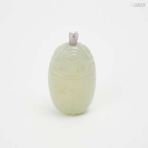 白玉雕蟬紋鼻煙壺 A Celadon White Jade 'Cicada' Snuff Bottle