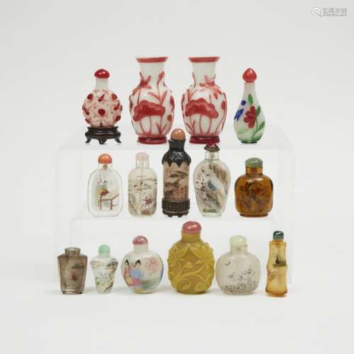 內畫料器鼻煙壺 花瓶一組十五件 A Group of Fifteen Peking Glass and Interior Painted Snuff Bottles and Vases