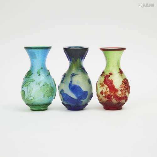 套料花瓶一組三件 A Group of Three Overlay Peking Glass Vases