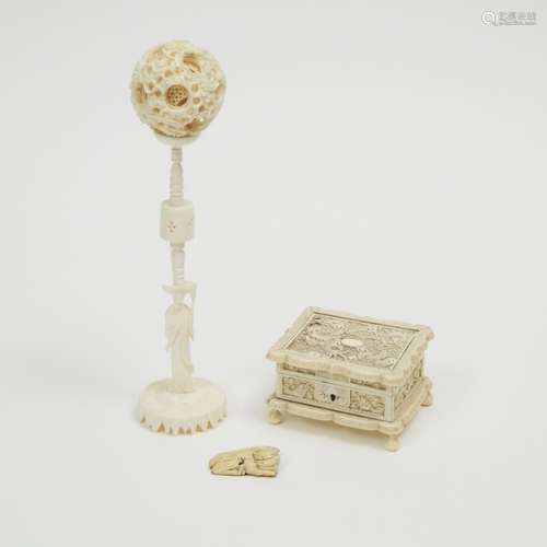 十九世紀晚期/二十世紀早期 中國牙雕鬼工球 珠寶盒一組兩件 A Chinese Ivory Puzzle Ball, Jewellery Box, and Toggle, 19th/Early 20th Century