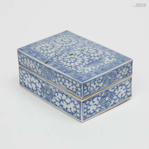 青花異獸紋蓋盒 A Blue and White Covered Box with Inscription to Interior