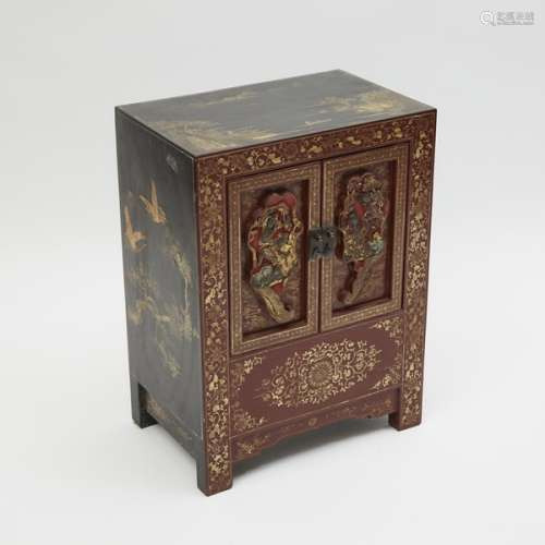 十九世紀 中國紅漆加彩描金櫃 A Chinese Gilt Decorated Red Lacquer Cabinet, 19th Century