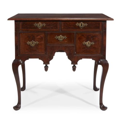 Queen Anne veneered walnut dressing table, New E…