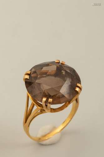 Ring in 18k yellow gold surmounted by an important…