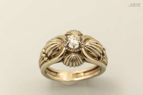Ribbed white gold ring, surmounted by a brilliant …