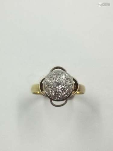 Flower ring in 18k yellow gold surmounted by a cir…