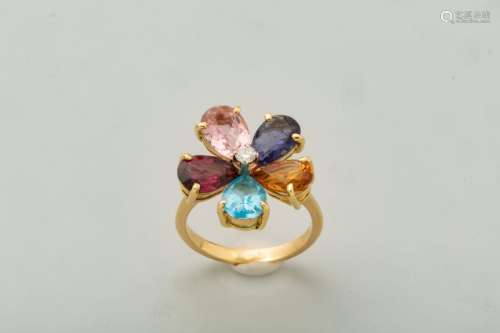 Flower ring in 18k yellow gold, petals in citrine,…