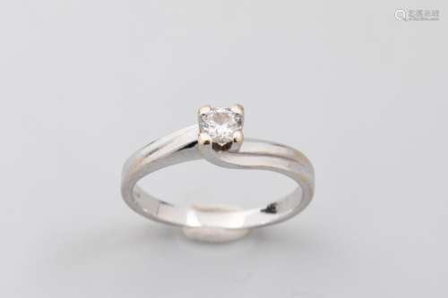 18k white gold ring surmounted by a small white di…