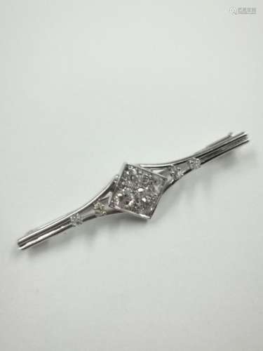 Brooch in 18k white gold centered with a quadrangu…
