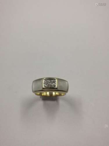 18k yellow gold ring surmounted by mother of pearl…