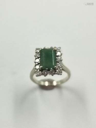 Ring in 18k white gold surmounted by an emerald cu…