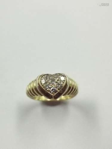 Ring in 18k yellow gold gadrooned surmounted by a …