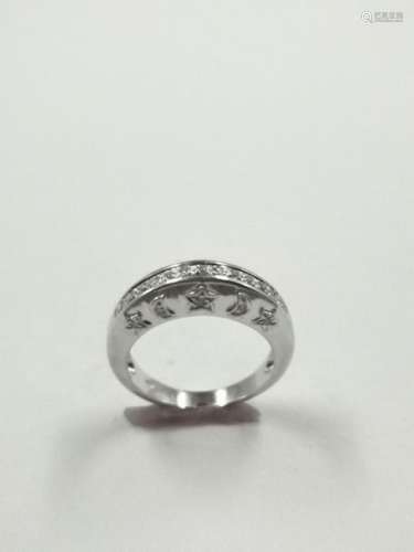 Ring in 18k white gold surmounted by a line of dia…