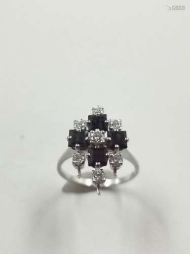 Flower ring in 18k white gold set with a diamond p…