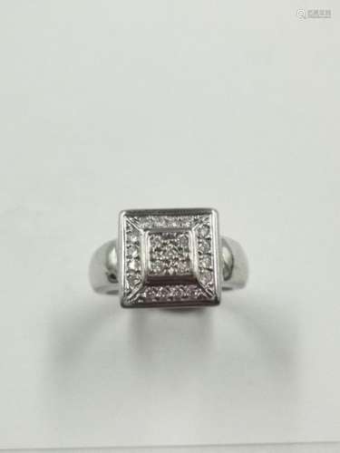 18k white gold ring surmounted by a square pyramid…