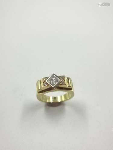 Art Deco ring in 18k yellow gold surmounted by qua…