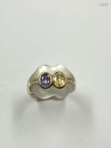 18k yellow gold ring surmounted by a mother of pea…