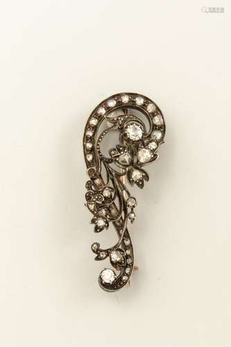 Brooch with scrolls and flowers in 14k gold and si…