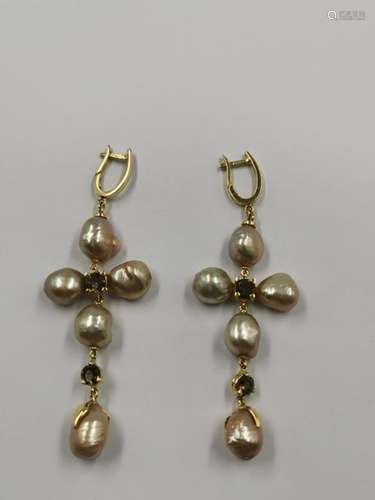 Pair of 18k yellow gold and baroque pearls earring…