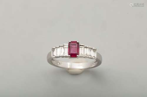 Modern ring in 18k white gold with a ruby shoulder…