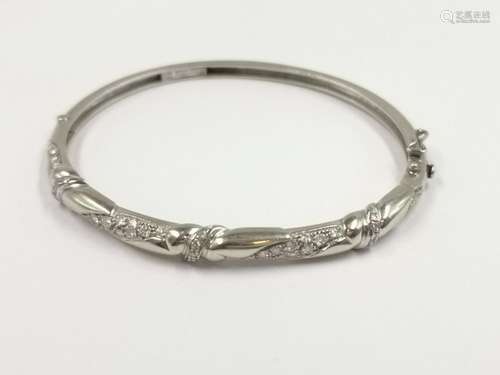 18k white gold bracelet with diamond ribbon motif …