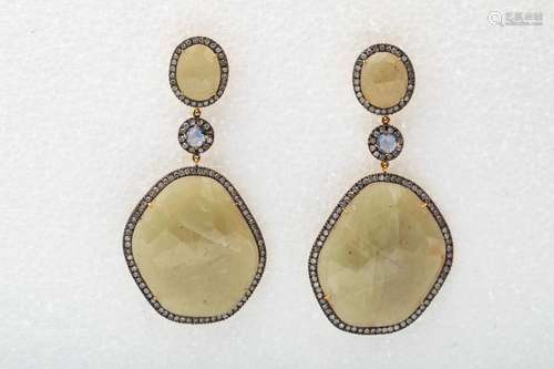 Pair of 18K yellow gold earrings made of agate in …