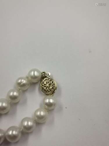 Necklace of cultured pearls decorated with a drop …