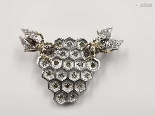 Honeycomb brooch in 14k white gold paved with diam…