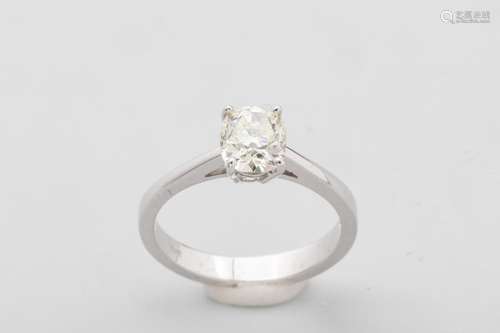 Solitaire in 18k white gold surmounted by a diamon…