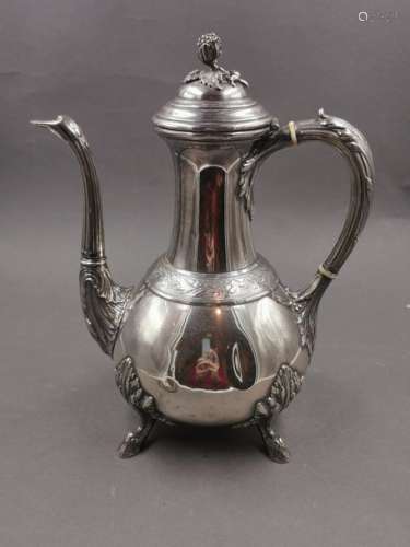 Silver teapot with acanthus decorations Set on 4 s…