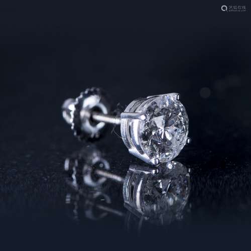 A PAIR OF DIAMOND STUD EARRINGS, AIGL CERTIFIED