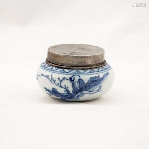 A SMALL BLUE & WHITE JAR METAL COVER
