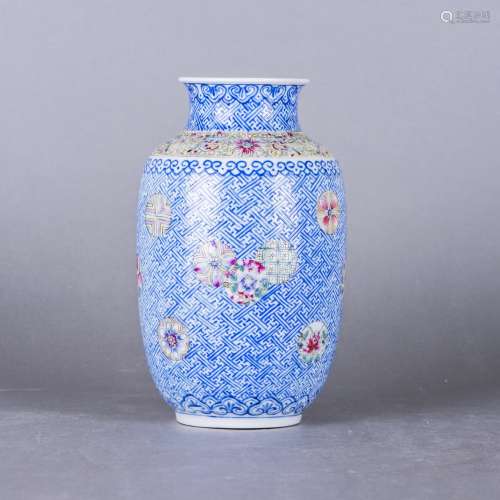 A BLUE AND WHITE FAMILLE ROSE PORCELAIN VASE