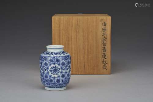 A BLUE AND WHITE SMALL JAR, QING DYNASTY, KANGXI PERIOD