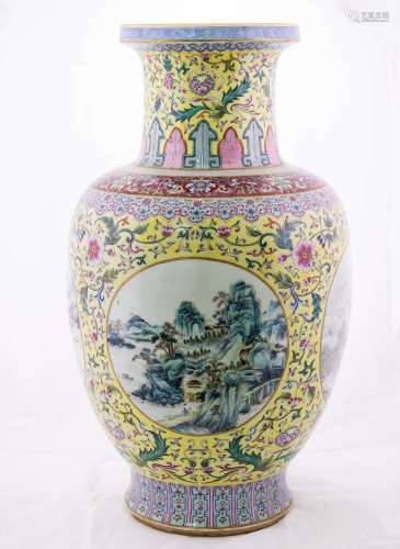 A LARGE CHINESE FAMILLE ROSE VASE, EARLY 20TH CENTURY